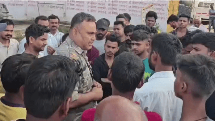 कोडरमा में डीजल टैंकर की चपेट में आने से व्यक्ति की मौत, मुआवजे की मांग को लेकर फैक्ट्री गेट जाम