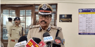 कोडरमा पहुंचे बोकारो प्रक्षेत्र के आईजी शैलेंद्र कुमार सिन्हा, बढ़ते अपराध और लंबित मामलों की समीक्षा कोडरमा पहुंचे बोकारो प्रक्षेत्र के आईजी शैलेंद्र कुमार सिन्हा, बढ़ते अपराध और लंबित मामलों की समीक्षा