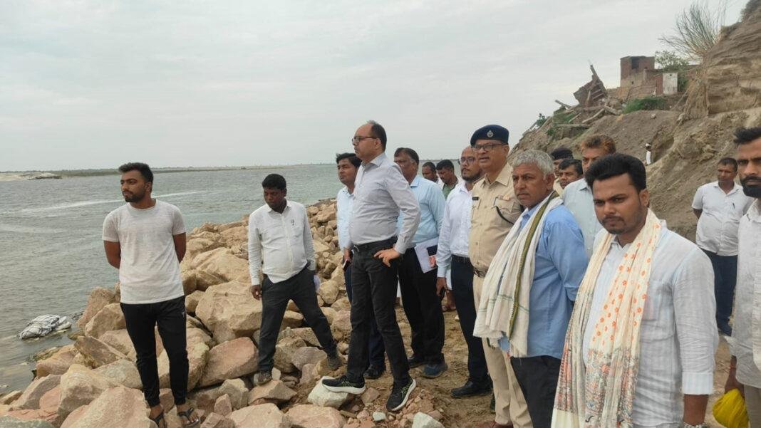 गंगा तटों की सुरक्षा हेतु कटाव निरोधी कार्यों को एक माह में पूरा करने के निर्देश