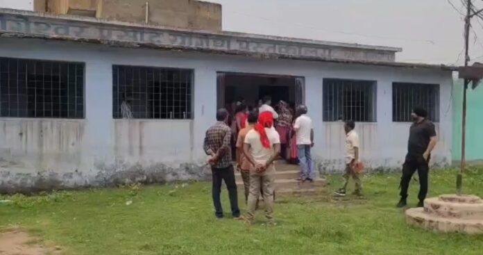 Dhanbad News: निर्वाचन आयोग के आदेश के बाद धनबाद प्रशासन रेस में, हजारों मतदाताओं की मैपिंग जारी