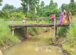 बीमार पड़ने पर खाट बनती है एम्बुलेंस