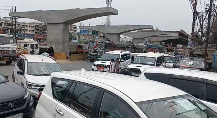 Jamshedpur News: मानगो फ्लाइओवर का निरीक्षण करने पहुंचे मंत्री सतीश चंद्र दुबे