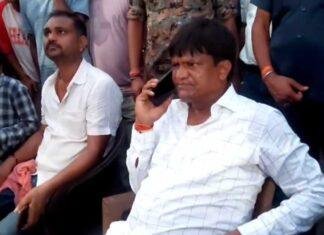 Dhanbad News: झरिया पहुंचते ही एक्शन में दिखे सांसद ढुल्लू महतो, अवैध कोयला कारोबार पर जमकर बरसे Dhanbad News: झरिया पहुंचते ही एक्शन में दिखे सांसद ढुल्लू महतो