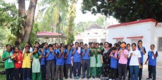 सिमडेगा में उपायुक्त ने छात्राओं को चखाया आम का स्वाद, आत्मीय संवाद से जीता दिल सिमडेगा में उपायुक्त ने छात्राओं को चखाया आम का स्वाद