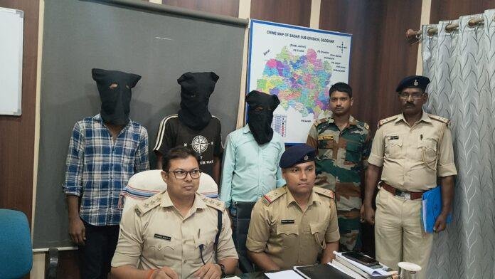 देवघर में 1.9 किलो गांजा के साथ तीन आरोपी गिरफ्तार, बाइक और नकदी बरामद