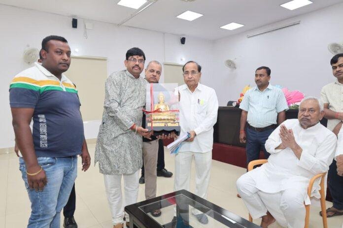 मुजफ्फरपुर अग्निकांड मामले में नया मोड़! एलबी सिंह की नीतीश कुमार से मुलाकात, जानिए क्या हुई बात