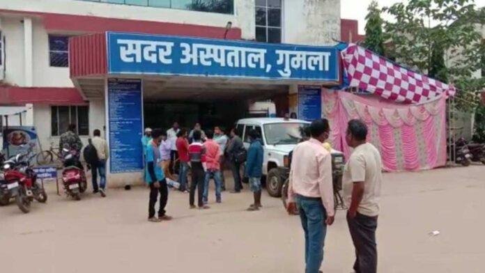  Gumla 108 ambulance delay: गुमला सदर अस्पताल से रेफर मरीज को नहीं मिली 108 सेवा, परिजनों ने लगाए गंभीर आरोप