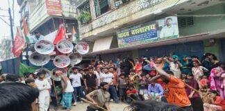 Bermo Muharram News: चंद्रपुरा में मोहर्रम का अनोखा नजारा, अखाड़ों के करतब ने जीता लोगों का दिल