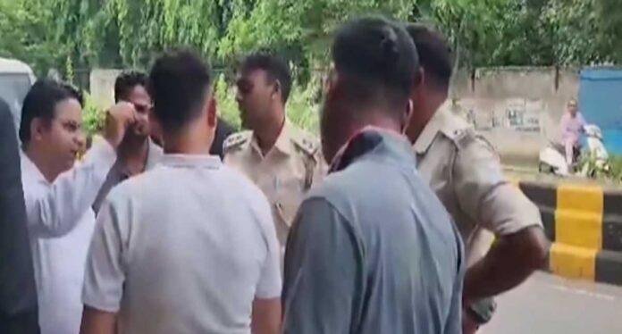 Jamshedpur Property Dispute: घर पर कब्जे के आरोप से मचा हड़कंप, अब पुलिस जांच पर टिकी निगाहें