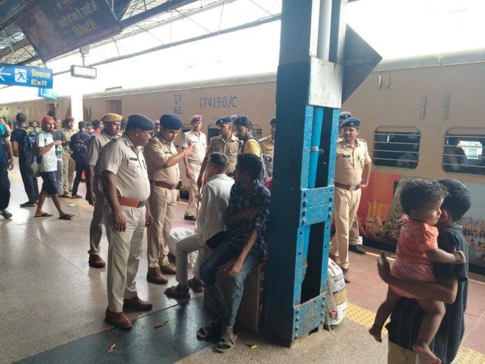 Siwan Railway News: सिवान जंक्शन पर आरपीएफ, जीआरपी और डॉग स्क्वाड ने चलाया संयुक्त चेकिंग अभियान