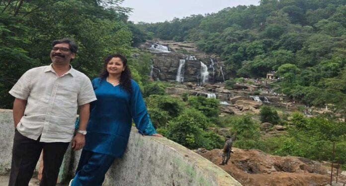 Hemant Soren Johna Falls Visit: रांची से खुद ड्राइव कर जोन्हा फॉल क्यों पहुंचे सीएम हेमंत सोरेन? लोगों के बीच क्या हुआ खास?