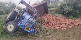 Giridih News: गिरिडीह में अनियंत्रित होकर पलटा ट्रैक्टर, चालक गंभीर रूप से घायल, जानिए पूरा मामला