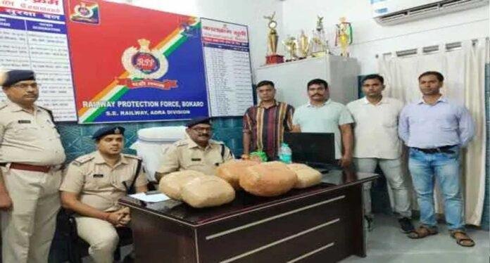 Bokaro News: एलेप्पी एक्सप्रेस के जनरल कोच में मिले दो लावारिस बैग, खोलते ही उड़ गए होश