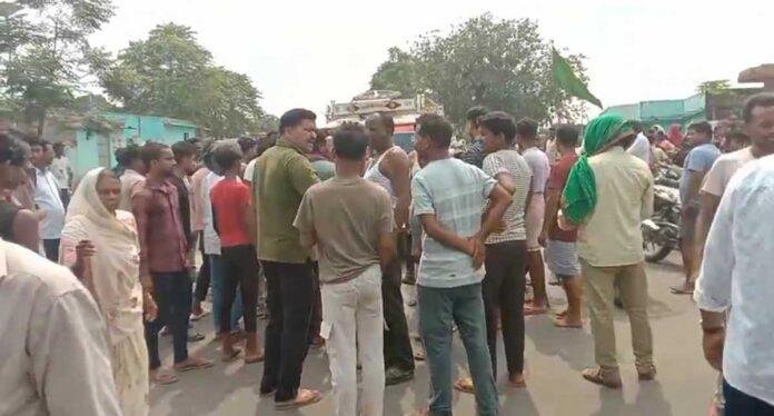 Jamtara News: घर लौट रहे दो युवकों की सड़क हादसे में मौत, गुस्साए लोगों ने किया सड़क जाम