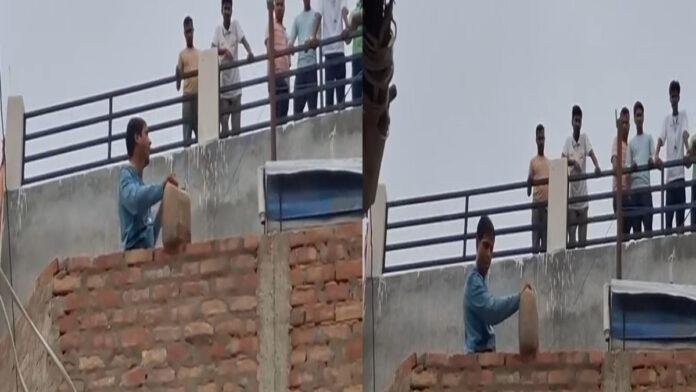 अतिक्रमण हटाने के दौरान हाई वोल्टेज ड्रामा, युवक ने पेट्रोल डालकर दी आत्मदाह की धमकी
