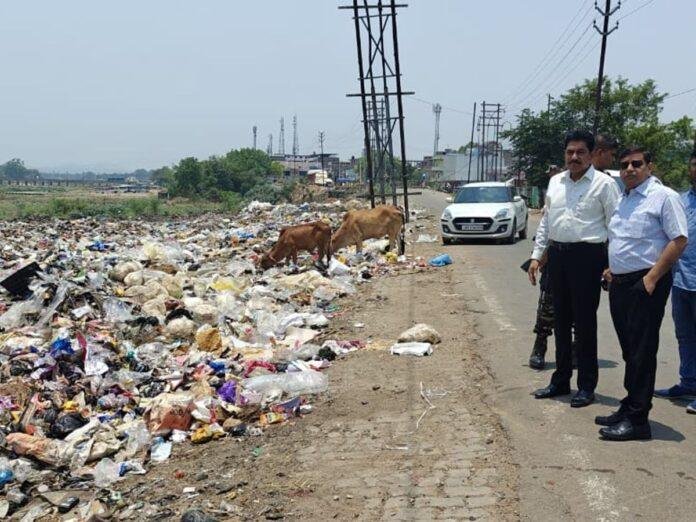 गढ़वा: दानरो नदी की बदहाली पर डीसी सख्त, कचरा डंपिंग पर रोक के निर्देश