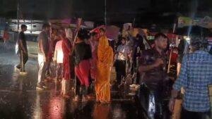 रांची में मासूम के लापता होने पर उबाल, बारिश में भी सड़क पर उतरे सैकड़ों लोग