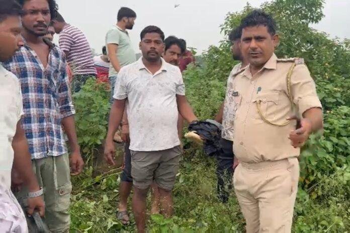 Dhanbad News: घर से निकले बुजुर्ग की झाड़ियों में मिली लाश, गला कटा देख इलाके में मची सनसनी Dhanbad News: घर से निकले बुजुर्ग की झाड़ियों में मिली लाश, गला कटा देख इलाके में मची सनसनी
