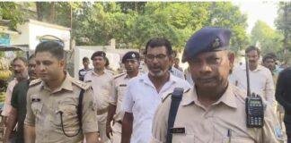 जमशेदपुर में ट्रैफिक व्यवस्था सुधारने सड़कों पर उतरे सिटी एसपी ललित मीणा, साकची टेंपो स्टैंड का किया निरीक्षण जमशेदपुर की ट्रैफिक व्यवस्था सुधारने सड़कों पर उतरे सिटी एसपी ललित मीणा, साकची के टेंपो स्टैंडों का किया निरीक्षण