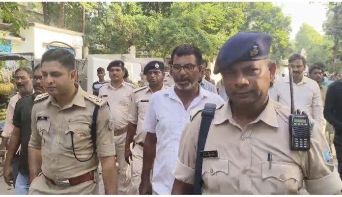 जमशेदपुर की ट्रैफिक व्यवस्था सुधारने सड़कों पर उतरे सिटी एसपी ललित मीणा, साकची के टेंपो स्टैंडों का किया निरीक्षण जमशेदपुर की ट्रैफिक व्यवस्था सुधारने सड़कों पर उतरे सिटी एसपी ललित मीणा, साकची के टेंपो स्टैंडों का किया निरीक्षण