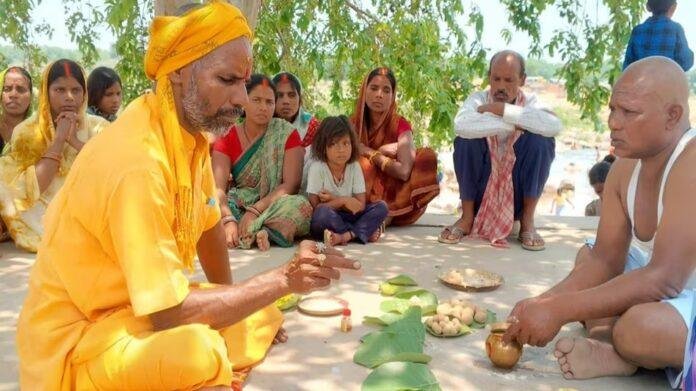 Koderma News: प्रेमी से शादी का फैसला पड़ा भारी! पिता ने जिंदा बेटी का किया पिंडदान