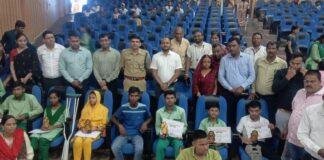 रामगढ़ DC ऋतुराज बने क्लास टीचर, बच्चों को पढ़ाया और दिया सफलता का मंत्र रामगढ़ DC ऋतुराज बने क्लास टीचर, बच्चों को पढ़ाया और दिया सफलता का मंत्र
