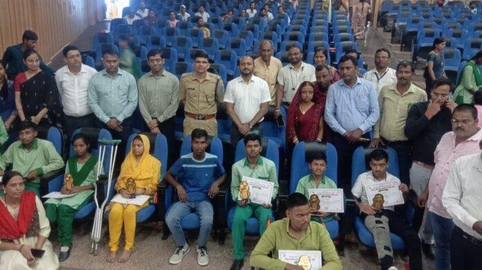 रामगढ़ DC ऋतुराज बने क्लास टीचर, बच्चों को पढ़ाया और दिया सफलता का मंत्र