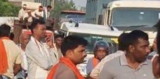 रामगढ़ में सड़क हादसे के बाद NH-33 जाम, मुआवजे की मांग पर ग्रामीणों का प्रदर्शन