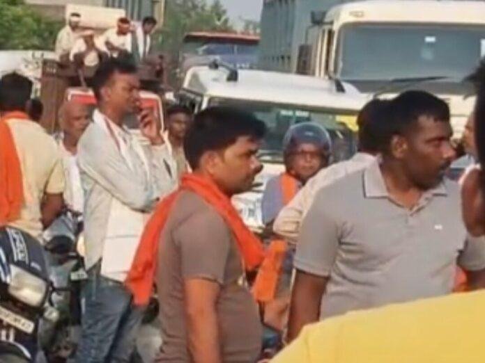 रामगढ़ में सड़क हादसे के बाद NH-33 जाम, मुआवजे की मांग पर ग्रामीणों का प्रदर्शन