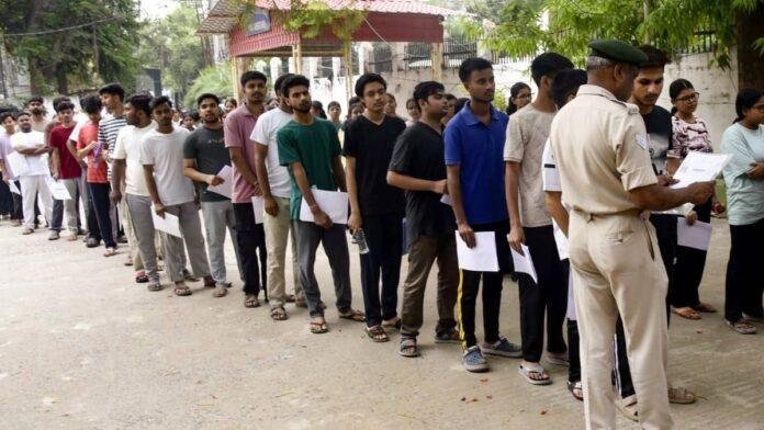 Bihar NEET Solver Gang: बिहार में NEET फर्जीवाड़े का खुलासा, लखीसराय में सॉल्वर गैंग तो मुजफ्फरपुर में फर्जी पेपर बेचने वाला गिरोह 