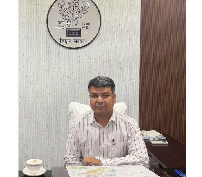Rohtas New DM Deepak Kumar Mishra: दीपक कुमार मिश्रा ने संभाली कमान, आते ही बताई पहली प्राथमिकता