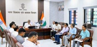 Nitish Mishra Review Meeting: लंबित फाइलों और अनियमितताओं पर एक्शन मोड में नीतीश मिश्रा, अधिकारियों को चेतावनी