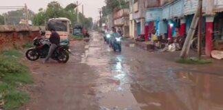 Jamtara Karamtand Road Problem: करमाटांड रोड पर खतरा बढ़ा, लोग जान जोखिम में डालकर चलने को मजबूर