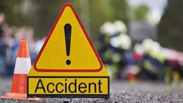 Hazaribagh News: स्कूल वैन 125 फीट दूर जंगल में जा फंसी, 3 बच्चे घायल, बड़ा हादसा टला