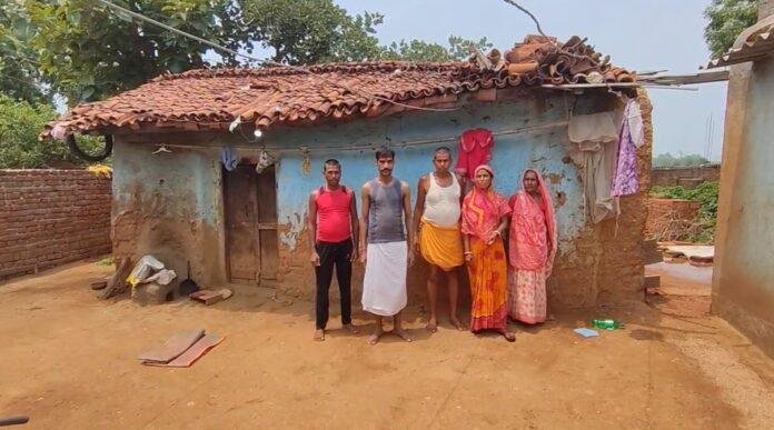 Deoghar News: 10-20 हजार लेने के बाद भी नहीं मिला आवास! देवघर में योजना को लेकर बवाल