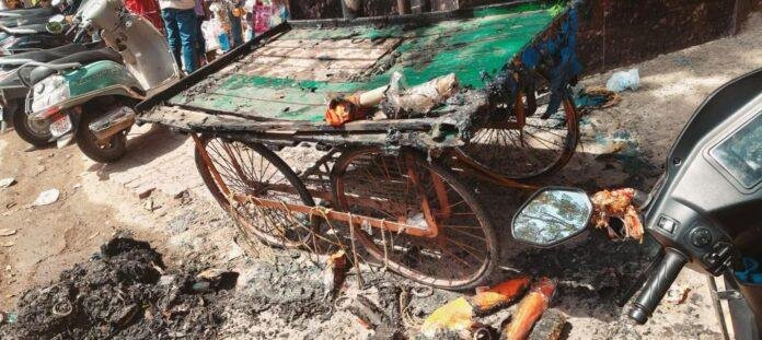 रांची पहाड़ी मंदिर गेट पर नशेड़ियों का तांडव: गरीब दुकानदार के चूड़ी ठेले को फूंका, सीसीटीवी खंगाल रही पुलिस