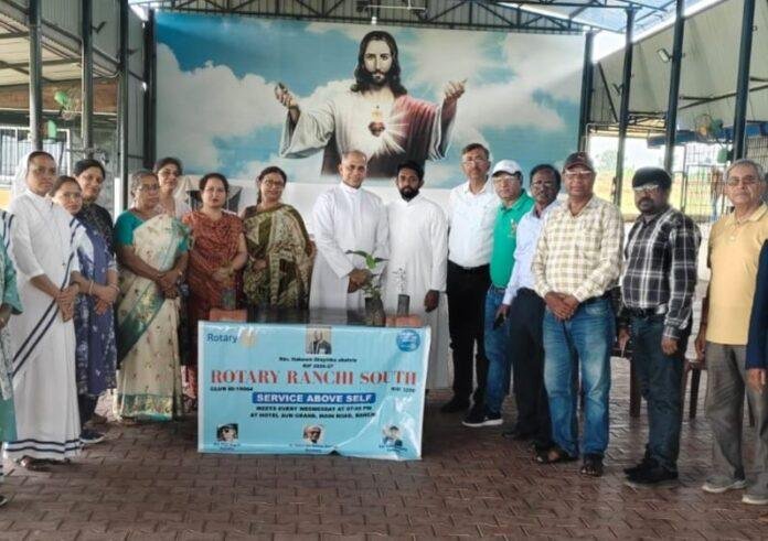 1795 Rotary में Rotary Club of Ranchi South ने 70 पौधे लगाकर शुरू किया नया रोटरी वर्ष 2026-27, पर्यावरण संरक्षण का दिया संदेश