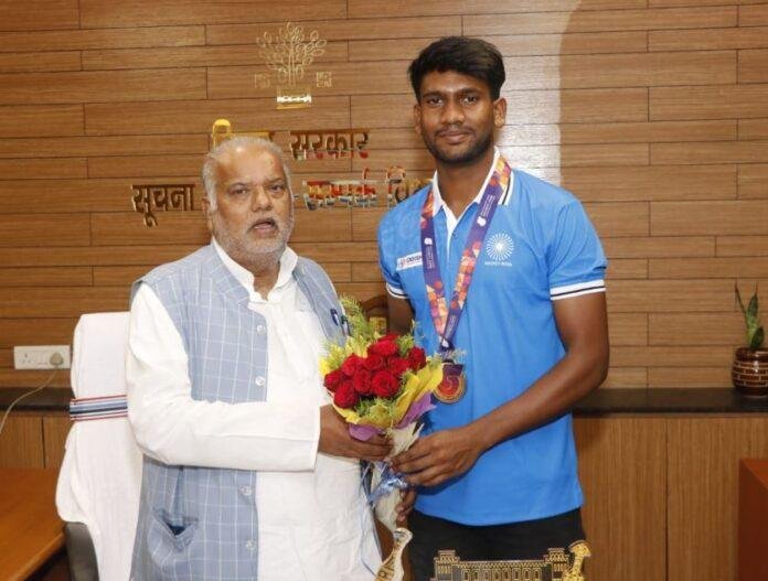 Hockey Asia Cup 2026: बिहार के गोलकीपर सावन कुमार का सम्मान, मंत्री श्रवण कुमार बोले, खिलाड़ियों को हर संभव मदद