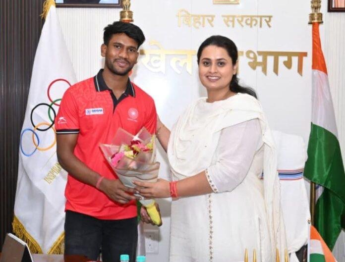 Bihar Sports News: हॉकी स्टार सावन कुमार को खेल मंत्री ने किया सम्मानित, कहा हर प्रतिभा को मिलेगा अवसर