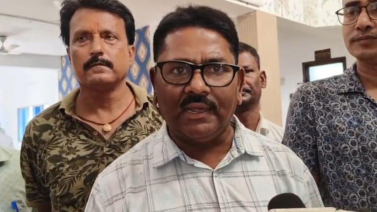 निगरानी विभाग की बड़ी कार्रवाई, 5 हजार रिश्वत लेते अमीन गिरफ्तार, मखदुमपुर अंचल कार्यालय में मचा हड़कंप | 22Scope News Amin Arrested 2 22Scope News