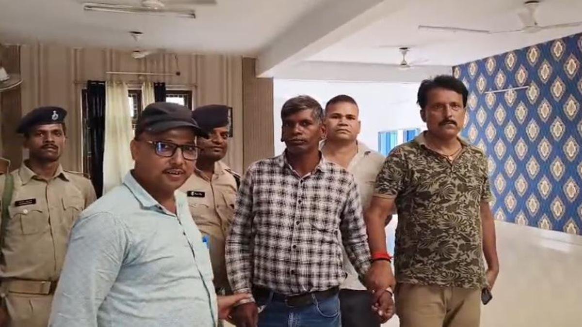 निगरानी विभाग की बड़ी कार्रवाई, 5 हजार रिश्वत लेते अमीन गिरफ्तार, मखदुमपुर अंचल कार्यालय में मचा हड़कंप | 22Scope News Amin Arrested 3 22Scope News