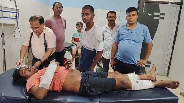 पुलिस एस्कॉर्ट वाहन ने बाइक सवार युवक को जोरदार टक्कर मारी, जख्मी