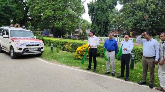 Ara DM TB मुक्त भारत अभियान को लेकर DM व सिविल सर्जन ने RBSK टीम के दल को हरी झंडी दिखाकर किया रवाना