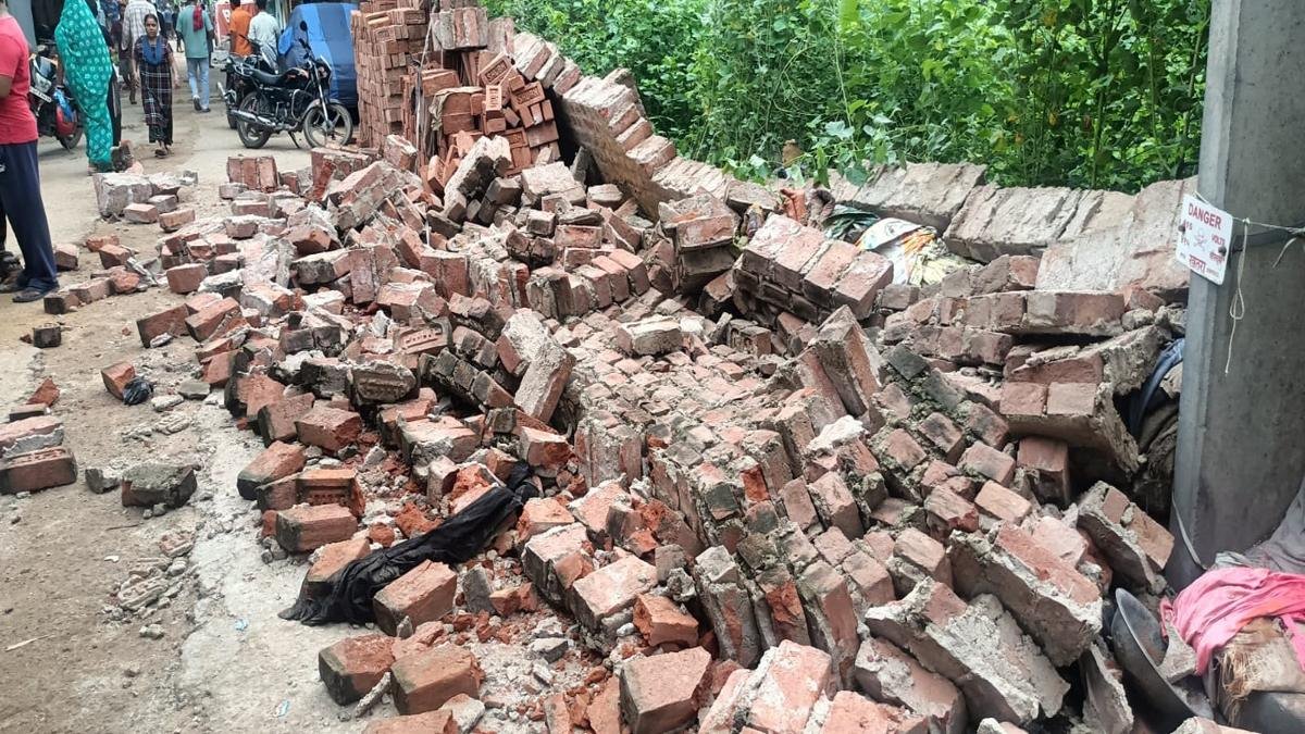 ईंट का दीवार गिरने से 2 मासूम बच्चों की दर्दनाक मौत, लोगों ने किया सड़क जाम | 22Scope News Ara Maut 1 22Scope News