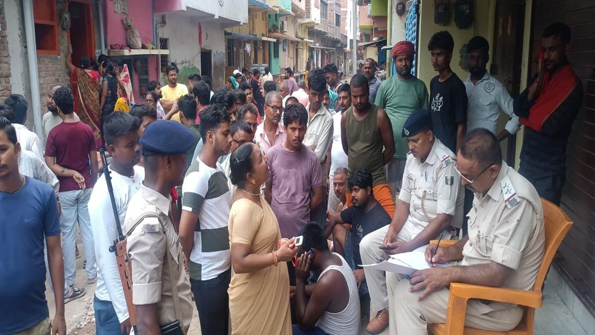 ईंट का दीवार गिरने से 2 मासूम बच्चों की दर्दनाक मौत, लोगों ने किया सड़क जाम | 22Scope News Ara Maut 2 22Scope News