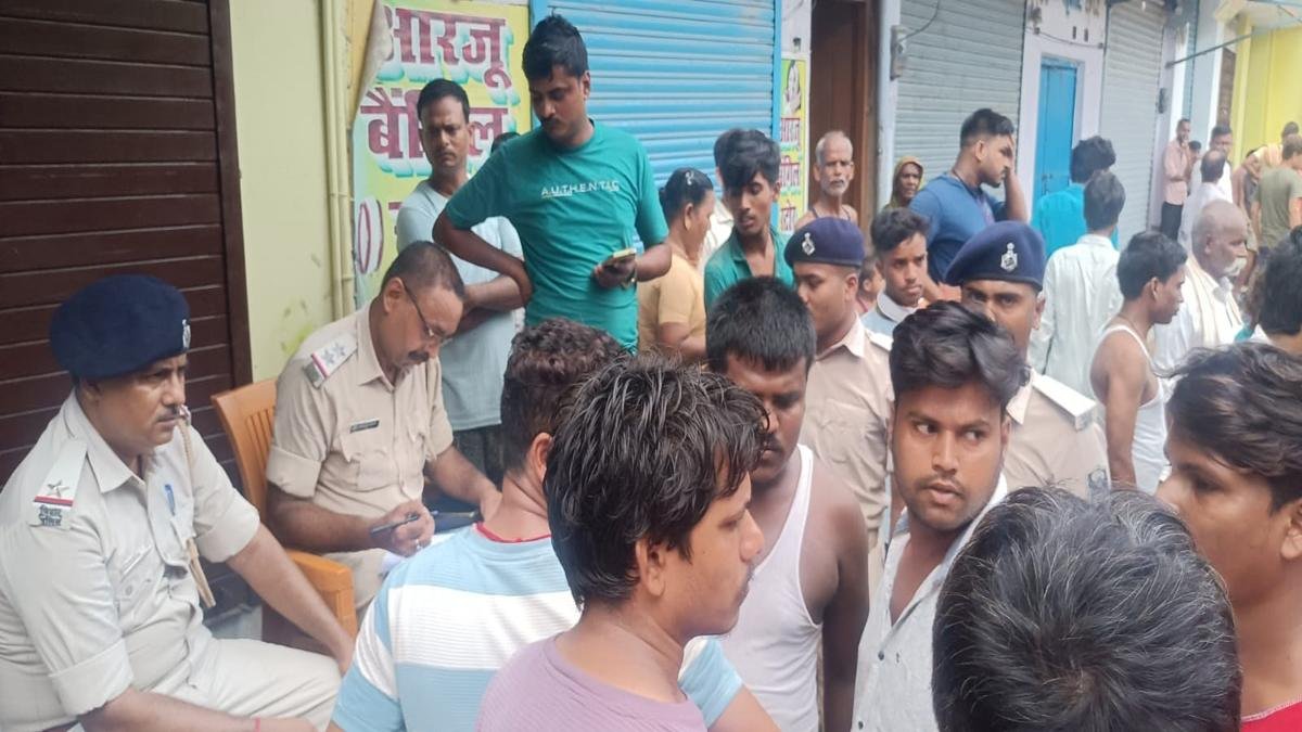 ईंट का दीवार गिरने से 2 मासूम बच्चों की दर्दनाक मौत, लोगों ने किया सड़क जाम | 22Scope News Ara Maut 3 22Scope News
