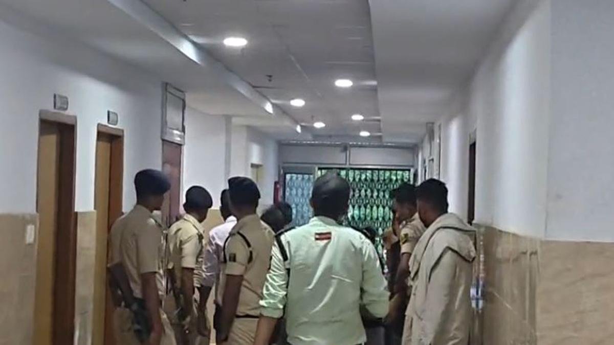 अनुमंडल अस्पताल परिसर बना रणक्षेत्र, 2 पक्षों में जमकर मारपीट, 3 लोग जख्मी | 22Scope News Barh Marpeet 1 1 22Scope News