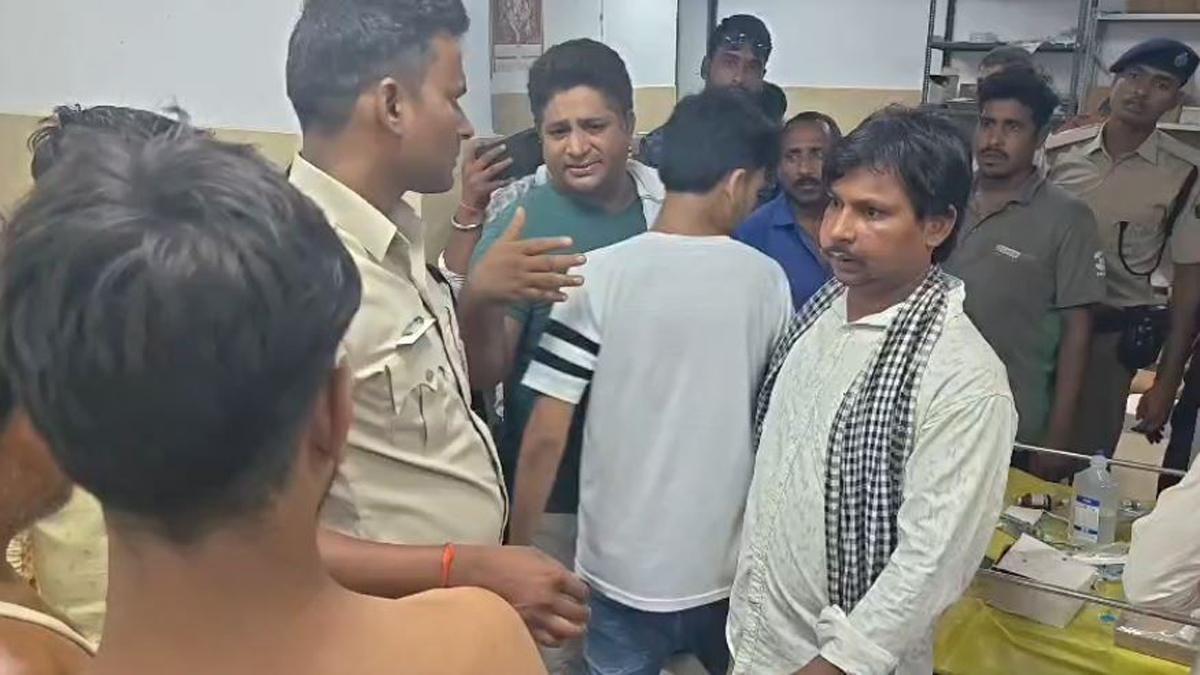 अनुमंडल अस्पताल परिसर बना रणक्षेत्र, 2 पक्षों में जमकर मारपीट, 3 लोग जख्मी | 22Scope News Barh Marpeet 2 22Scope News