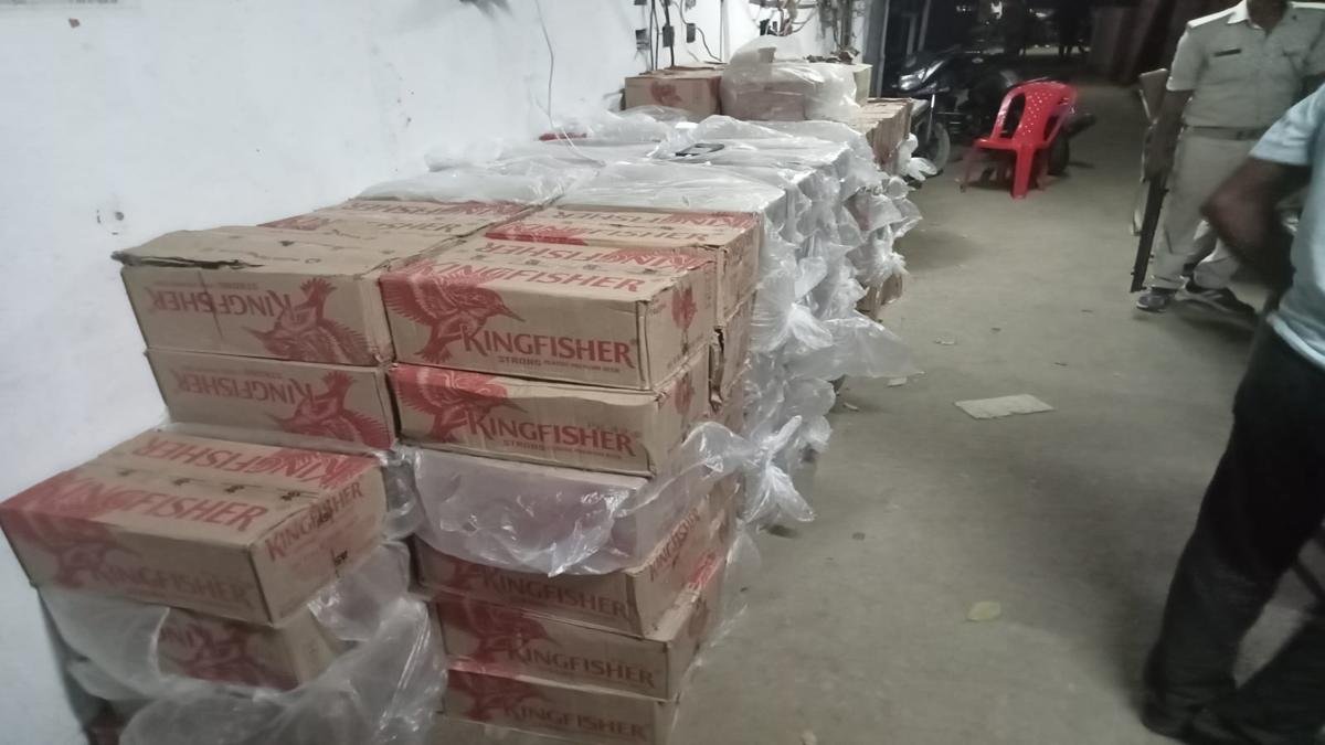 पुलिस की बड़ी कार्रवाई, केले की खेप में छिपाकर ले जाई जा रही बीयर बरामद, चालक गिरफ्तार | 22Scope News Barh Police 2 22Scope News