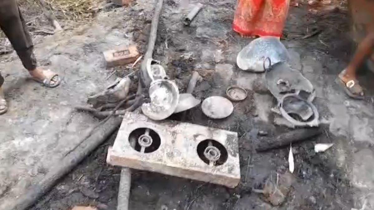 गैस से लगी भीषण आग, 2 घर जलकर खाक, किशोर सहित गाय व बछड़ा झुलसे | 22Scope News Betia Aag 3 22Scope News